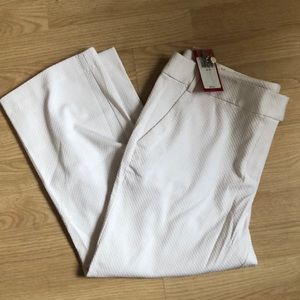 ⭐Woman’s IZOD white capris - size 14
